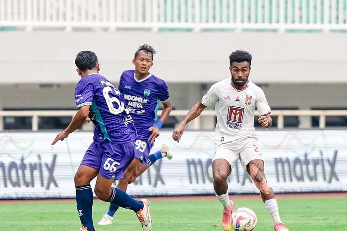 Suasana pertandingan Malut United melawan Persita Tangerang pada pekan ke-10 Liga 1 2024/2025.