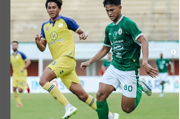 Penyerang PSS Sleman, Hokky Caraka (kanan), tengah menguasai bola.