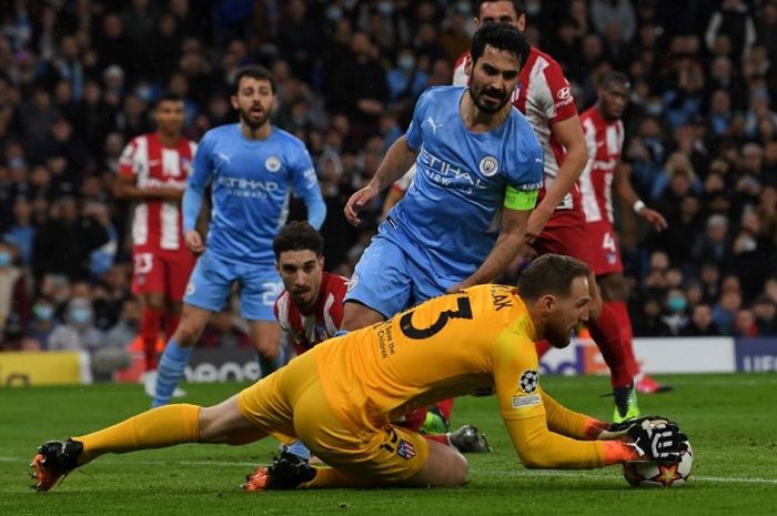 Aksi gelandang Manchester City, Ilkay Guendogan, dalam laga kontra Atletico Madrid di Etihad Stadium pada Selasa (5/4/2022).