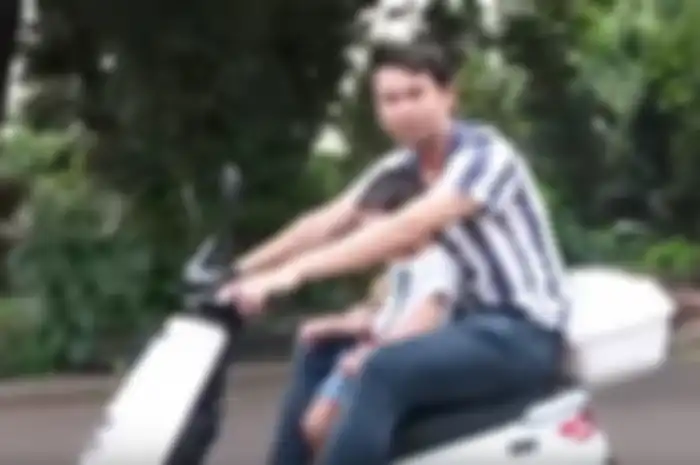 Raffi Ahmad dan Rafathar pamer naik motor listrik.