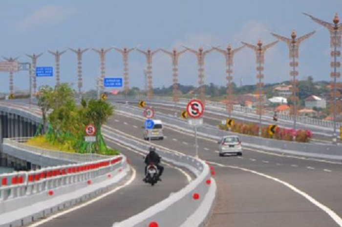 Hore tahun 2023 ini semua pemotor bisa bebas masuk jalan tol cukup bayar Rp 5.000 di Tol Bali-Mandara.