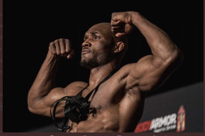 Juara kelas welter UFC, Kamaru Usman, saat sesi timbang badan pada ajang UFC 261, Jumat (23/4/2021).