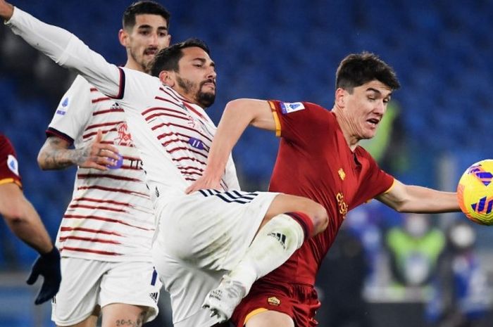 Pemain AS Roma, Eldor Shomurodov, saat menghadapi Venezia di Liga Italia 2021-2022.