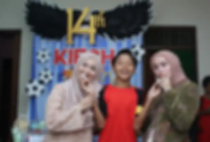 Kiesha Alvaro saat menyuapkan kue ulang tahunnya pada bunda dan mamanya