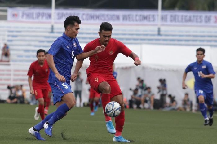 Striker timnas U-22 Indonesia, Muhammad Rafli, dijaga ketat bek Thailand, Shinnaphat Leeaoh, dalam laga Grup B SEA Games 2019 di Stadion Rizal Memorium, Selasa (26/11/2019).