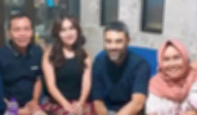 Didi Riyadi bersama keluarga Ayu Ting Ting