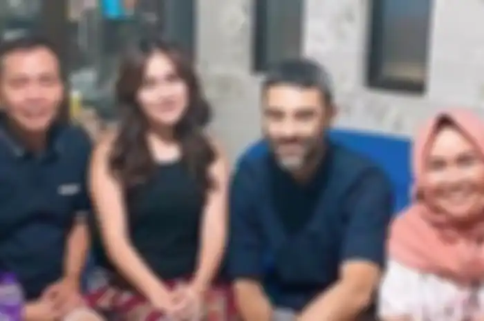 Didi Riyadi bersama keluarga Ayu Ting Ting