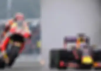 Marc Marquez Balapan Lawan Mobil F1 Sampai Keluar Asap, Siapa Raja Tikungan?