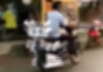 Video Motor Bebek Pasang Puluhan Kaca Spion, Pengendaranya Bikin Ngakak