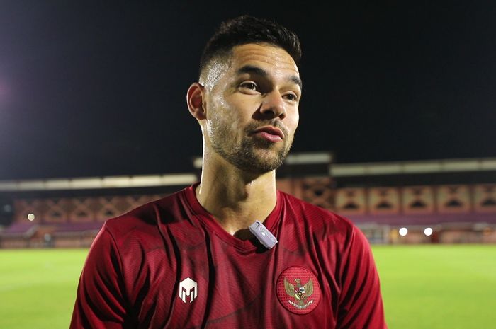 Bek Timnas Indonesia, Sandy Walsh dalam sesi latihan di Lapangan THOR, Surabaya pada Senin (5/6/2023).