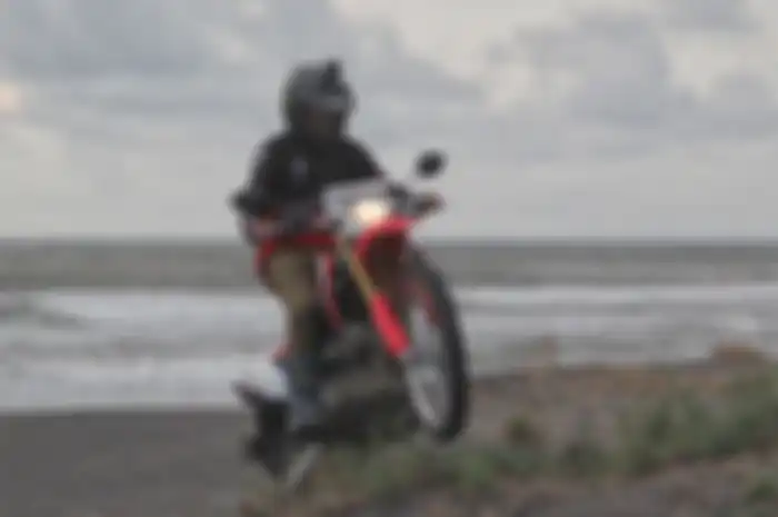 Mencoba Honda CRF150L di Pantai Depok