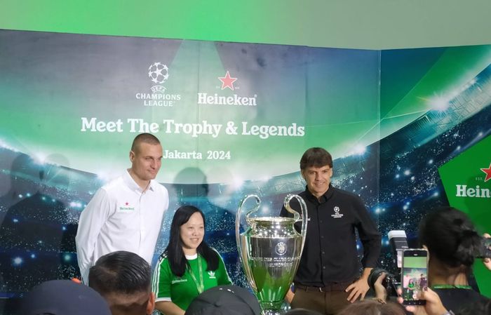 Legenda Man United, Nemanja Vidic (kiri), berpose dengan Fernando Morientes (kanan) dan Jessica Setiawan, Marketing Director PT Multi Bintang Indonesia, dalam acara tur trofi Liga Champions di Jakarta (27/4/2024).