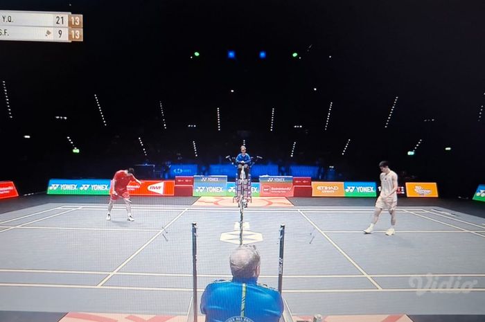 Derbi antara Shi Yu Qi dan Li Shi Feng (China) pada semifinal All England Open 2025 di Utilita Arena, Birmingham, Inggris, Sabtu (15/3/2025).
