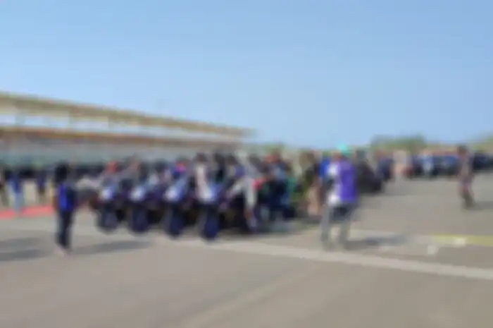 Konvoi bareng pembalap dan komunitas di Sirkuit Mandalika saat pembukaan Yamaha Endurance Festival 2023.