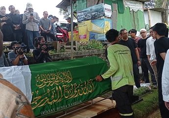 Diiringi Isak Tangis Istri, Proses Pemakaman Presenter Hilbram Dunar, Sang Pembawa Acara Mario Teguh Golden Ways