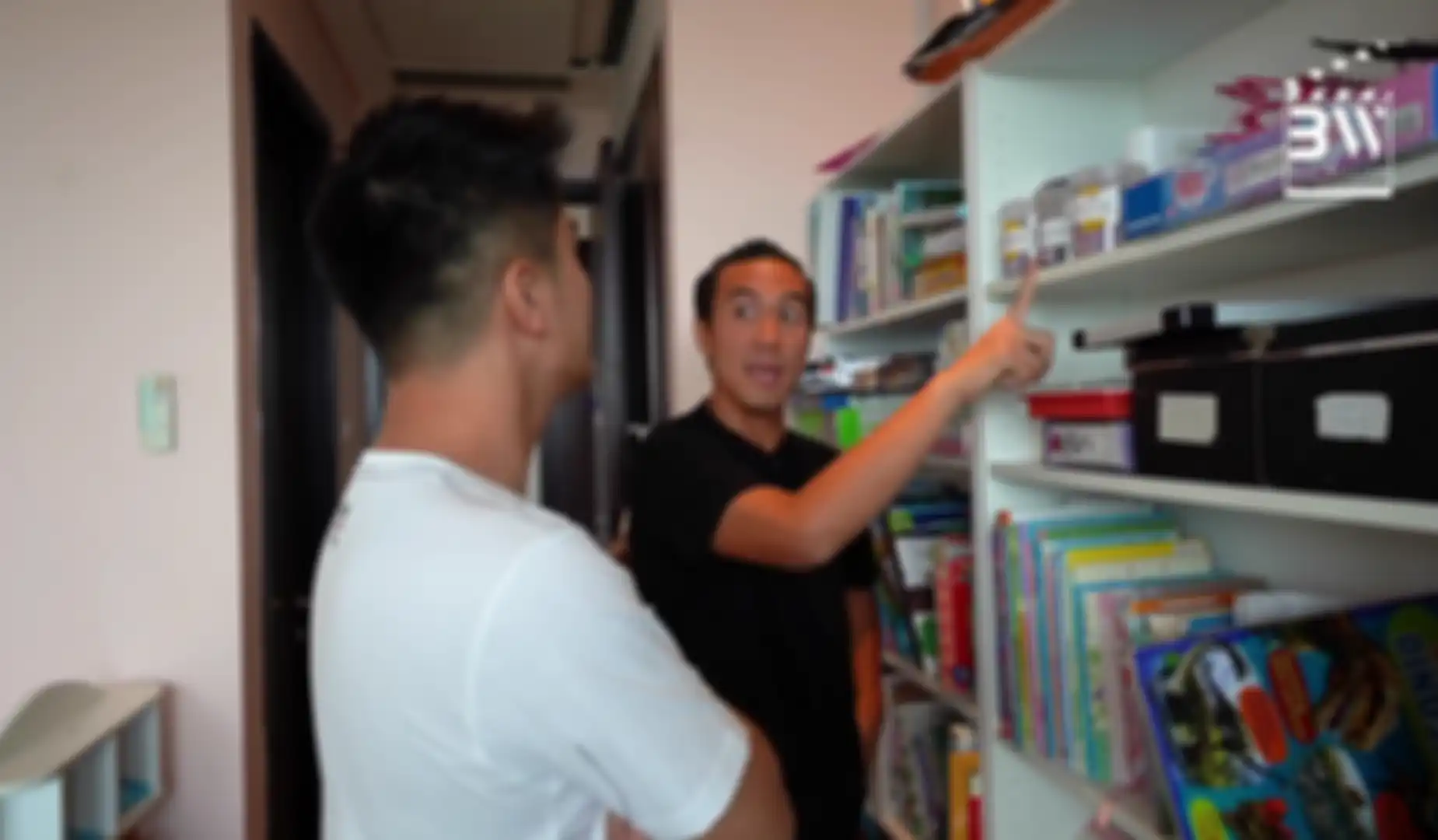 Rak buku anak di rumah artis Daniel Mananta.
