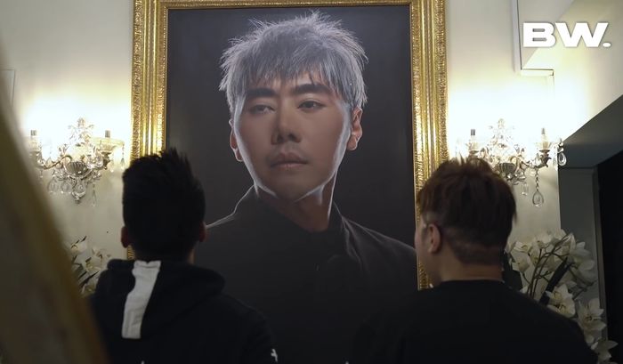 Bingkai foto di rumah artis Roy Kiyoshi.