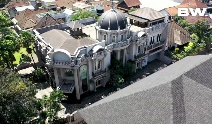 Eksterior rumah artis Tiktok Dave Stanley.