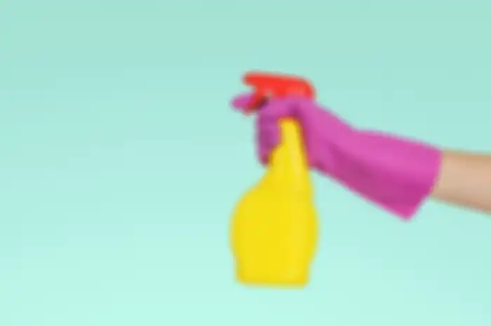 Ilustrasi penggunaan disinfektan