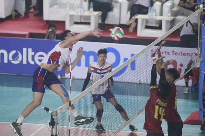 Middle blocker Lavani, Hendra Kurniawan, melakukan spike dalam pertandingan menghadapi BIN Pasundan pada babak penyisihan Livoli Divisi Utama 2023 di Indoor Stadium Indomilk Sport Center, Tangerang, 6 November 2023.