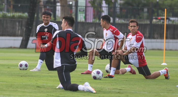 Ernando Ari, Egy Maulana Vikri, dan sejumlah pemain saat berlatih dengan jersey timnas Indonesia model baru di Lapangan B, Senayan, Jakarta, Jumat (30/8/2024).