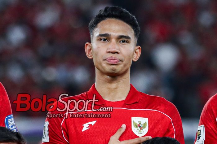 Pemain Timnas Indonesia, Marselino Ferdinan, saat menyanyikan lagu Indonesia Raya jelang berlaga di Stadion Utama Gelora Bung Karno, Senayan, Jakarta, Selasa (25/3/2025).
