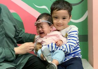 Cium Ansara, Gemasnya Kala Bibir Rafathar Justru di Tarik si Baby!