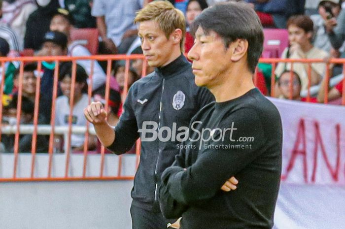 Manajer Timnas Kamboja, Keisuke Honda (kiri) dan Pelatih Timnas Indonesia, Shin Tae-yong (kanan), sedang memantau timnya bertanding dalam laga pekan pertama Grup A Piala AFF 2022 di Stadion Gelora Bung Karno, Senayan, Jakarta, 23 Desember 2022.