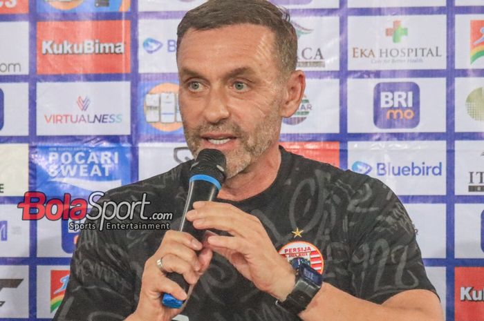 Pelatih Persija Jakarta, Thomas Doll, saat sesi jumpa pers di Persija Camp, Sawangan, Jawa Barat, Jumat (1/9/2023).