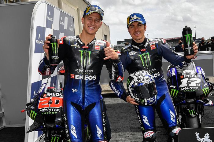 Pembalap Monster Energy Yamaha, Fabio Quartararo dan Maverick Vinales (kanan) berpose setelah sesi kualifikasi GP Prancis di Sirkuit Le Mans, Sabtu (15/5/2021).