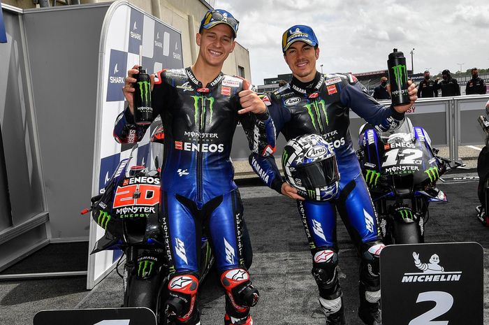 Pembalap Monster Energy Yamaha, Fabio Quartararo dan Maverick Vinales (kanan) berpose setelah sesi kualifikasi GP Prancis di Sirkuit Le Mans, Sabtu (15/5/2021).