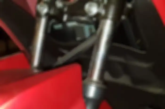 Mengetahui shockbreker Yamaha Lexi dengan cara meraba