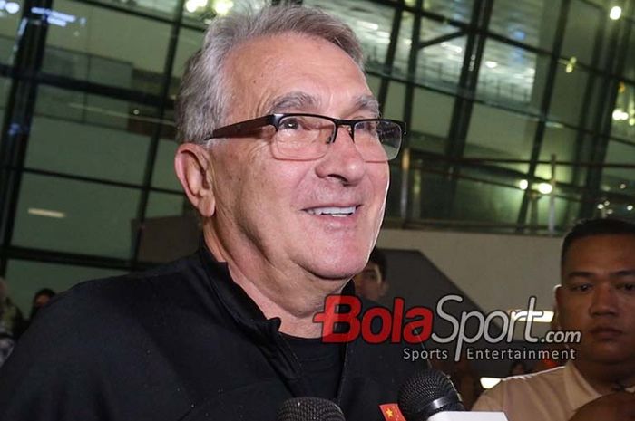 Pelatih Timnas China, Branko Ivankovic, sedang memberikan keterangan kepada awak media di Bandara Soekarno Hatta, Tangerang, Banten, Senin (2/6/2025).
