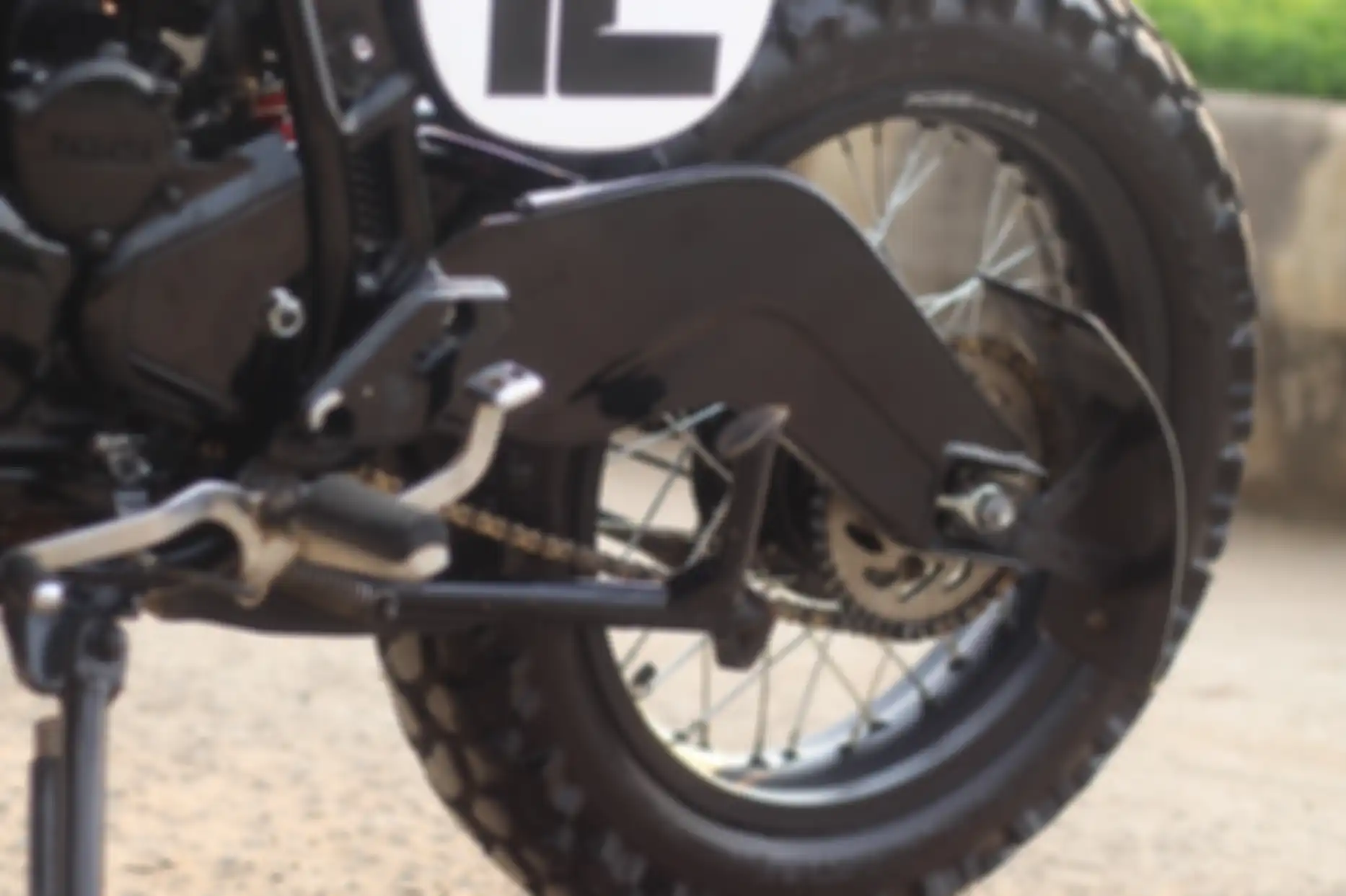 Swing arm custom dibuat lebih lebar untuk mengakomodir pemakaian ban dual purpose