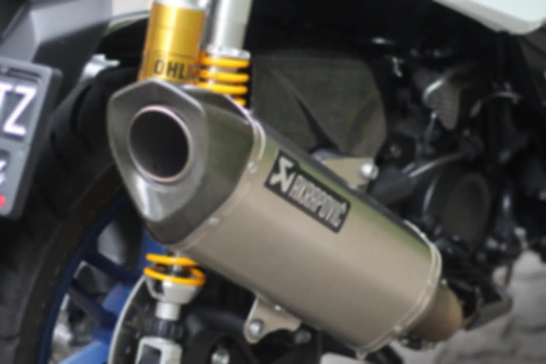 Perangkat gas buang Akrapovic model slip-on
