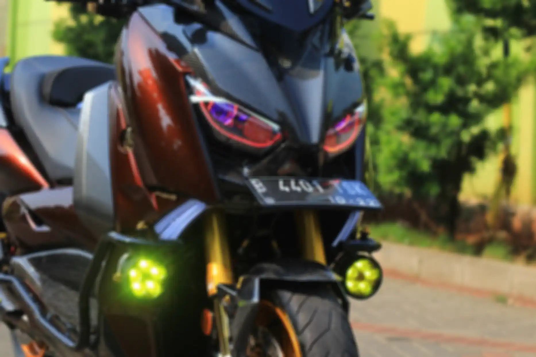 Modifikasi Yamaha XMAX memakai sokbreker upside down YZF-R1