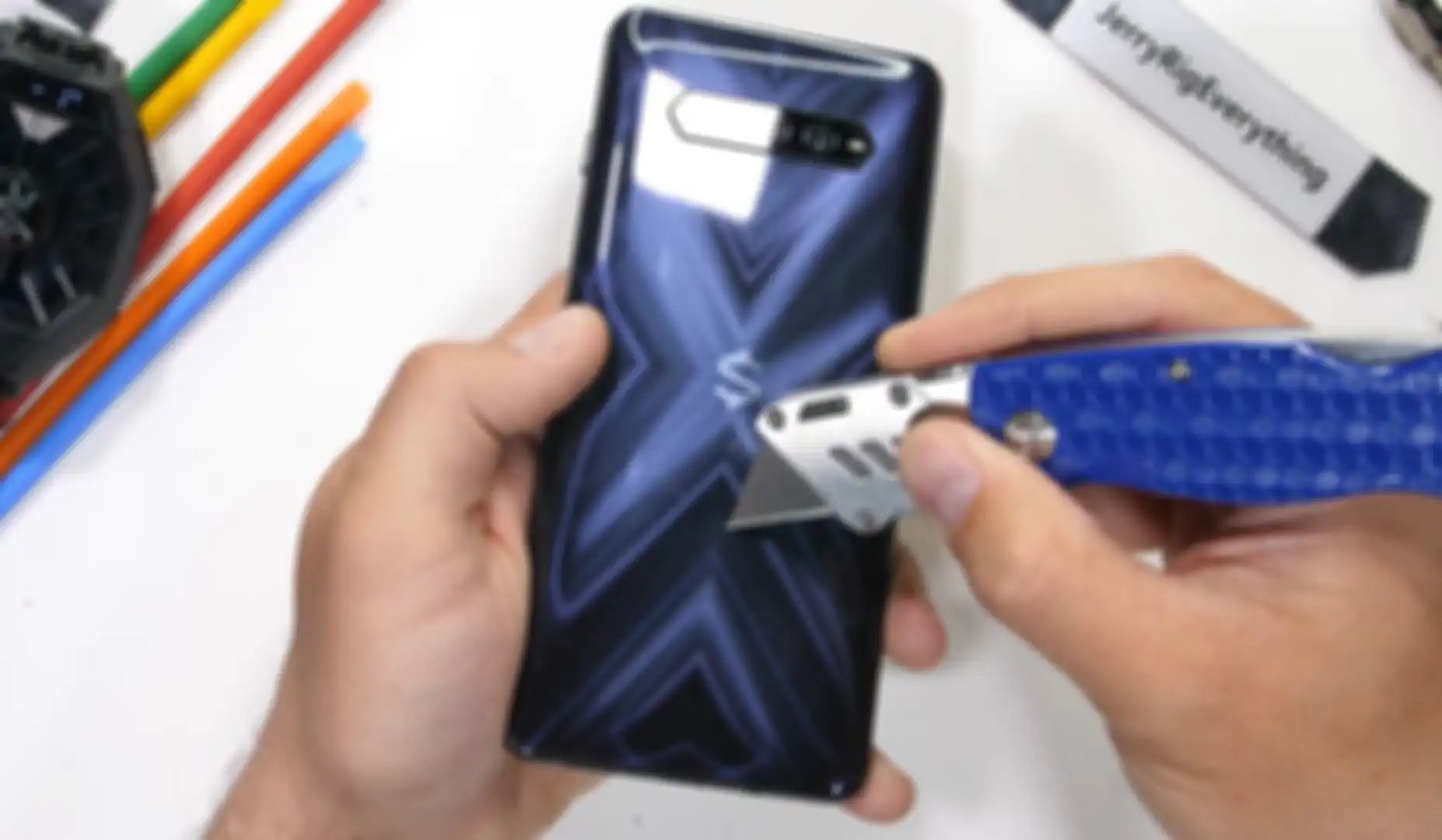 Ujicoba ketahanan bodi Xiaomi Black Shark 4 menggunakan cutter oleh YouTuber JerryRigEverything