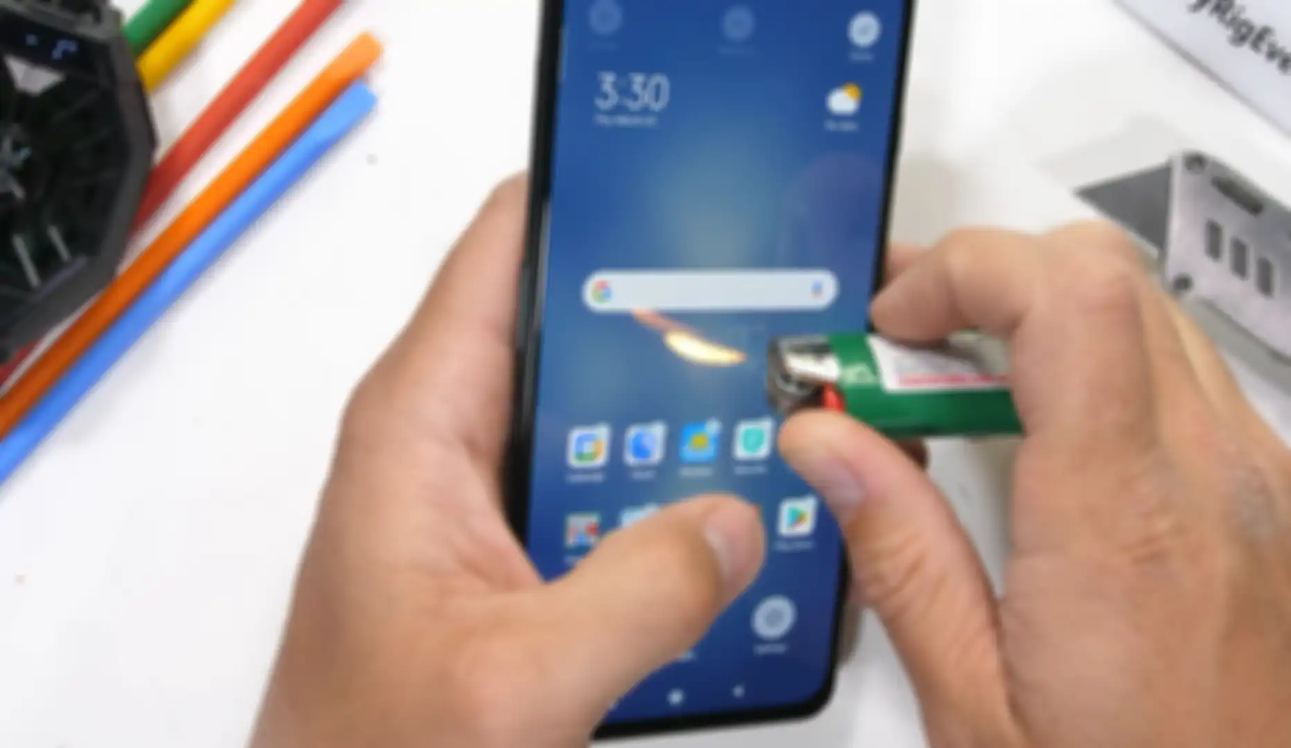 Ujicoba ketahanan layar Xiaomi Black Shark 4 menggunakan bara api oleh YouTuber JerryRigEverything