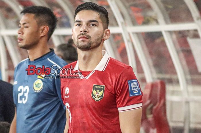 Pemain naturalisasi timnas Indonesia, Sandy Walsh (kanan), saat hadir di Stadion Utama Gelora Bung Karno, Senayan, Jakarta, Kamis (12/10/2023).