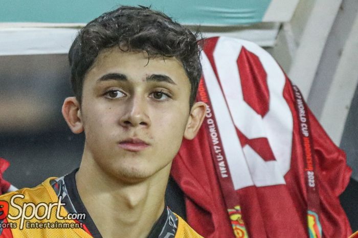 Pemain timnas U-17 Indonesia, Amar Rayhan Brkic (Amar Brkic), saat duduk pada bangku cadangan di Stadion Gelora Bung Tomo, Surabaya, Jawa Timur, Senin (13/11/2023).