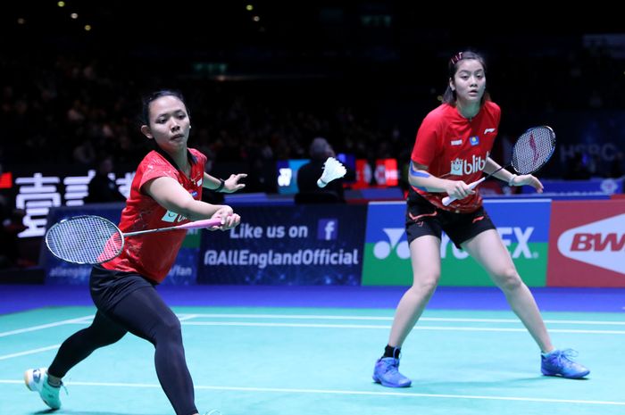 Della Destiara Haris (kiri) dan Tania Oktaviani Kusumah (kanan) saat tampil pada ajang All England 2019.