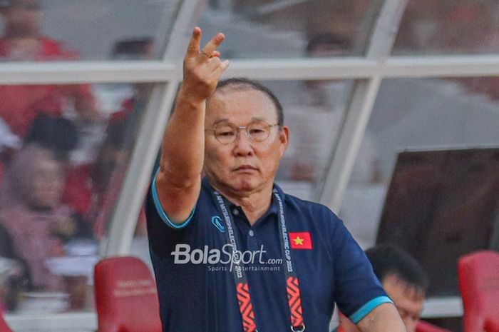 Pelatih timnas Vietnam, Park Hang-seo, sedang memberikan intruksi kepada para pemainnya dalam laga leg pertama semifinal Piala AFF 2022 di Stadion Gelora Bung Karno, Senayan, Jakarta, 6 Januari 2023.