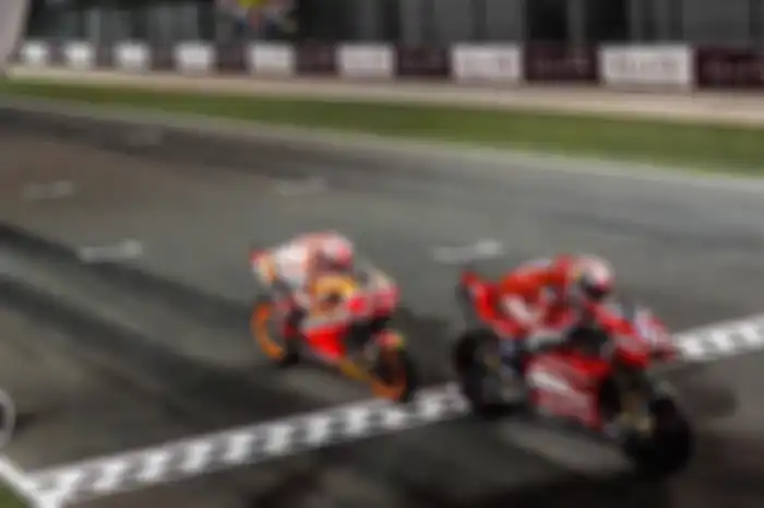 Duel ketat Marc Marquez dan Andrea Dovizioso di MotoGP Qatar 2019.