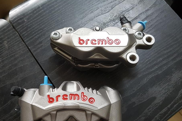 Ilustrasi perbandingan kaliper Brembo tipe axial (atas) dan radial (bawah)