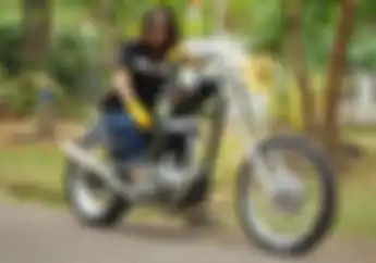 Mantap, Royal Enfield Bullet 350 Besutan Bidan Cantik dari Bandung
