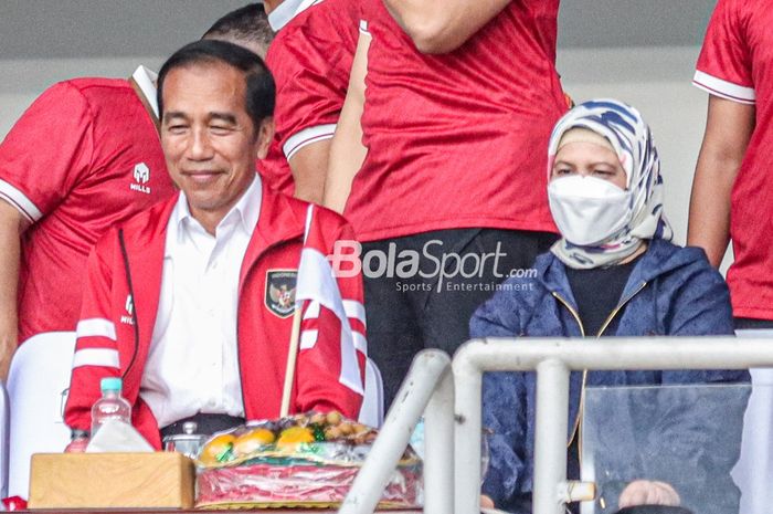 Presiden Republik Indonesia, Joko Widodo (kiri) dikatai media Vietnam stres saat menyaksikan final SEA Games 2023.