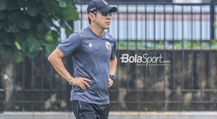 Pelatih timnas U-20 Indonesia, Shin Tae-yong, sedang memantau para pemainnya di Lapangan A, Senayan, Jakarta, Senin (20/2/2022) siang.