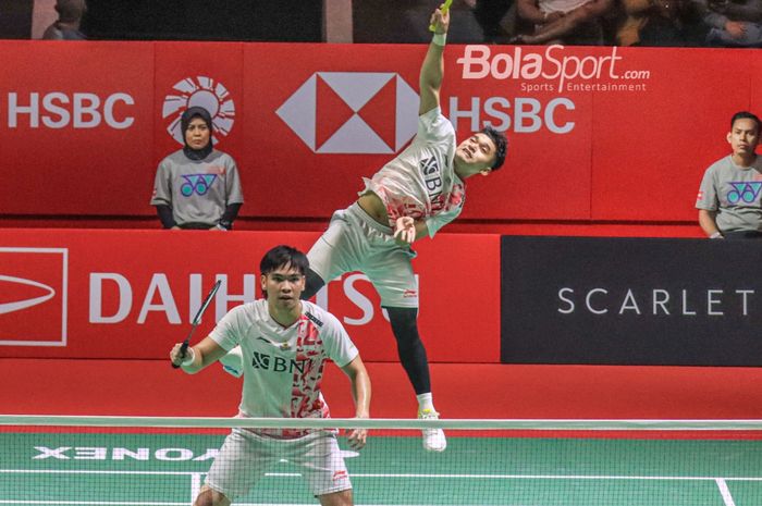 Atlet bulu tangkis ganda putra Indonesia, Leo Rolly Carnando/Daniel Marthin, sedang bertanding dalam laga semifinal Indonesia Masters 2023 di Istora Senayan, Jakarta, 28 Januari 2023.