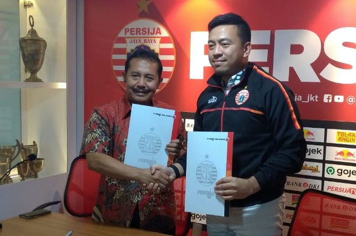 Direktur Marketing Persija Jakarta, Andhika Suksmana, melakukan tanda tangan kontrak dengan pihak Jungle Land di Kantor Persija Jakarta, Kuningan, Jakarta Selatan, Jumat (13/9/2019)