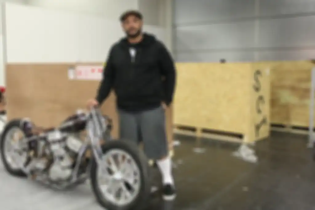 Veroland dan Harley-Davidson Panhead 1948 setelah mengeluarkan motor dari kotak
